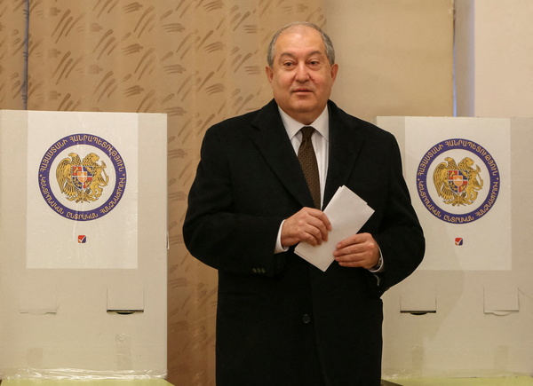 지난 2018년 12월 9일 아르메니아 예레반에서 열린 조기 총선에서 아르멘 사르키샨 아르메니아 대통령이 투표하고 있다. /로이터=연합