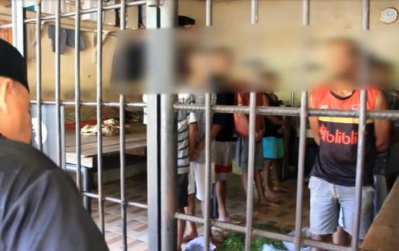 인도네시아 한 지역 군수의 사설 감옥이 발견돼 충격을 주고 있다. 20여명이 수감돼 있었고, 이들은 매일 10시간의 무임금 강제노동과 구타에 시달렸던 것으로 알려졌다. /안타라통신=연합