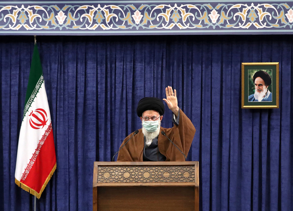이란 최고 지도자 아야톨라 알리 하메네이가 지난 9일(현지시간) 테헤란에서 화상을 통한 군중 연설을 하고 있다. 하메네이는 서방과의 핵 협상에 언급하면서 적국들과의 협상이 굴복을 의미하지는 않는다고 말했다. 현재 오스트리아 빈에서는 이란 핵합의(JCPOA.포괄적 공동행동계획) 복원 협상이 진행 중이다. /AFP=연합