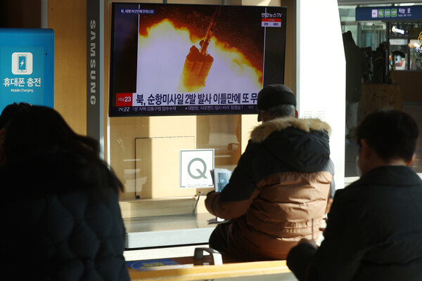 27일 오후 서울역 대합실에서 시민들이 북한의 단거리 탄도미사일 추정체 발사 관련 뉴스를 시청하고 있다. /연합