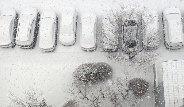 설날인 1일 오전 강원 춘천 시내의 한 아파트에 주차된 차량이 눈을 맞고 있다. /연합