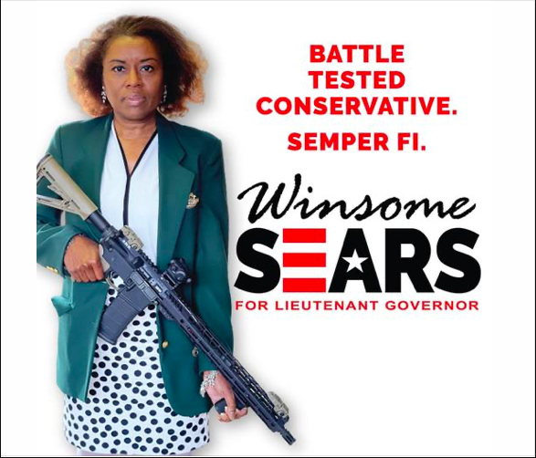 윈섬 시어스의 선거벽보. '전투를 경험한 보수주의자'라는 문구와 함께 총을 든 모습은 유권자들에게 충격이었다. 그러나 이러한 당당한 소신은 예상을 뒤엎은 승리의 주요 요인이 되었다.