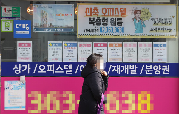 외지인들의 서울 주택 매입 비중이 지난해 역대 최고를 기록한 것으로 나타났다. 사진은 서울 시내 부동산 중개업소 모습. /연합