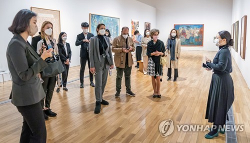 지난 2021년 국립현대미술관 서울관에서 이건희컬렉션 특별전을 관람하는 사람들의 모습. /연합