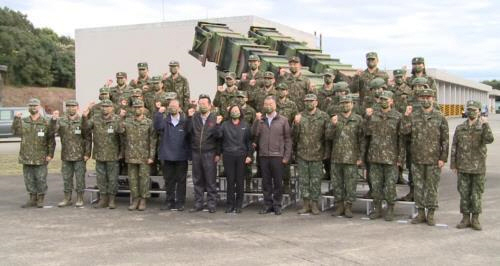 지난 1일 신베이 패트리엇 기지 방문한 차이잉원 대만 총통(앞줄 가운데). /연합