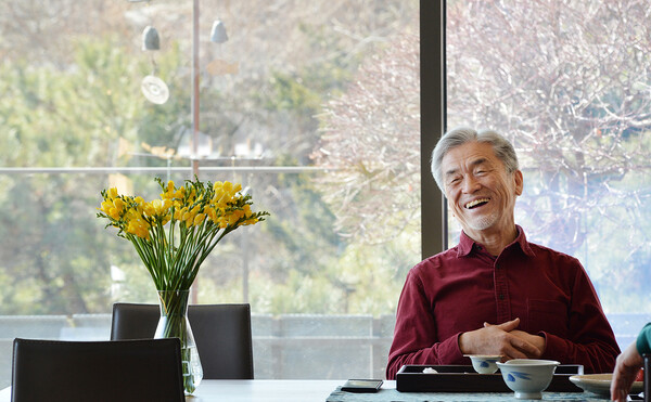 26일 KBS2 '불후의 명곡'에 출연하는 소리꾼 장사익이 서울 세검정 자택에서 본사 최영훈 주필과 대담하며 환하게 웃고 있다. /김석구 기자