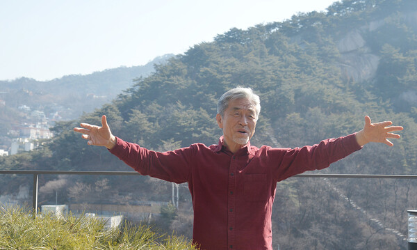 소리꾼 장사익이 자택 정원에서 인왕산 자락을 배경으로 자신의 소리인생을 이야기 하고 있다. /김석구 기자