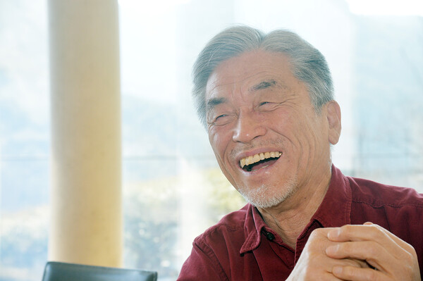 "호흡이 짧으면 짧은대로, 음이 안 올라가면 안 올라 가는대로 노래하겠다"는 장사익. /김석구 기자