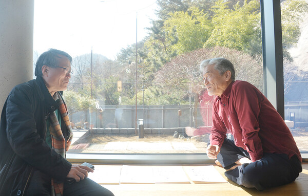 본사 최영훈 주필(왼쪽)과 대담하는 장사익. /김석구 기자