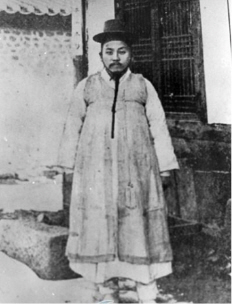 조선의 아전. 중앙에서 파견된 지방관의 보좌진으로, 대부분 현지 출신이었다. 급료가 따로 없었고 현지 토호 및 백성과 권력자 사이를 오가며 실권 실익을 누렸다.