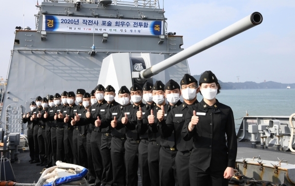 해군 작전사령부 포술 최우수 전투함으로 선정된 해군 3함대 광주함 무장·사통부사관들이 지난 17일 기념사진을 촬영하고 있다. /연합