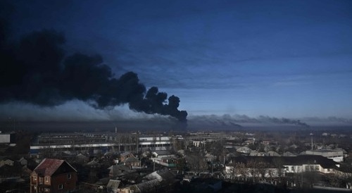 검은 연기 치솟는 우크라 군공항. 러시아가 우크라이나에 대한 군사작전을 개시한 24일(현지시간) 우크라이나 제2의 도시인 하르키우(러시아명 하리코프) 인근 추기예프 군공항에서 검은 연기가 치솟고 있다. /연합