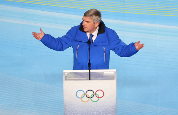 토마스 바흐 IOC 위원장이 지난 4일 오후 중국 베이징 국립경기장에서 열린 2022 베이징 동계올림픽 개회식에서 축사를 하고 있다. /연합