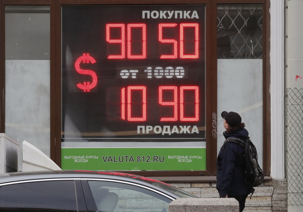 우크라 사태로 폭락한 러시아 루블화. 상트페테르부르크에서 지난달 28일(현지시간) 한 행인이 유로와 달러화에 대한 루블화 환율을 표시하는 전광판 앞을 걸어가고 있다. 서방의 금융 제재 발표 후 러시아가 핵위협 카드를 꺼내면서 러시아 화폐 가치는 30% 가까이 폭락했다. /EPA=연합