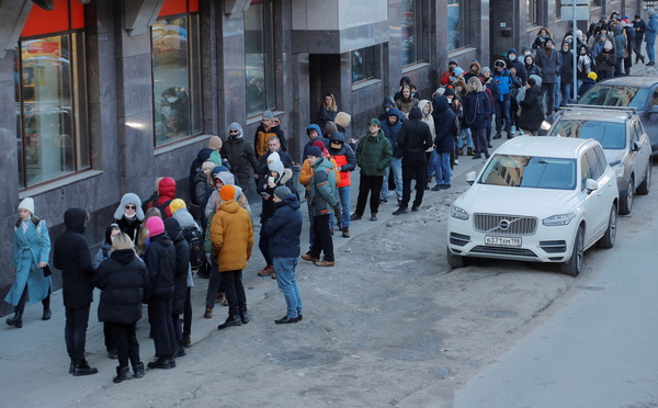 지난달 27일(현지시간) 러시아 상트페테르부르크의 주민들이 현금자동인출기(ATM) 앞에 장사진을 치고 있다. 이날 러시아 각지에서는 루블화가 붕괴할지 모른다는 두려움으로 달러화 인출이 잇따랐다. /로이터=연합