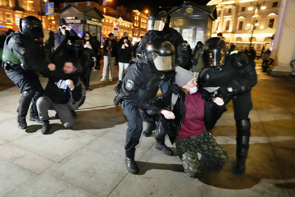 반전 시위 중 끌려가는 러시아 국민들. 1일(현지시간) 자국의 우크라이나 침공에 반대하는 시위에 참가 했던 러시아 국민들이 경찰에 연행되는 모습. /AP=연합