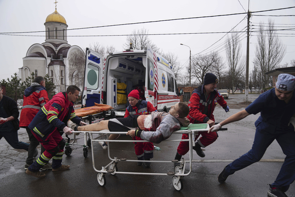1일(현지시간) 우크라이나 동남부 마리우폴에서 의료진이 러시아군의 주거지역 폭격으로 부상한 한 남성을 들것에 태워 병원으로 옮기고 있다. 우크라이나에서는 러시아군이 공세를 강화하면서 무차별 폭격을 가해 민간인 사상자가 크게 늘고 있다. /마리우폴 AP=연합