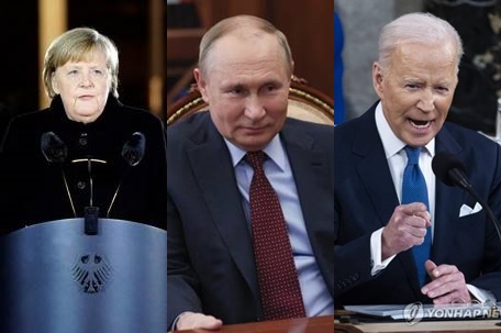 왼쪽부터 메르켈 전 독일 총리, 푸틴 러시아 대통령, 바이든 미국 대통령. /연합