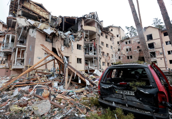 폐허로 변한 우크라 수도 키이우(키에프) 이르핀의 아파트 단지. 2일(현지시간) 러시아군의 포격으로 큰 피해를 입었다. /로이터=연합