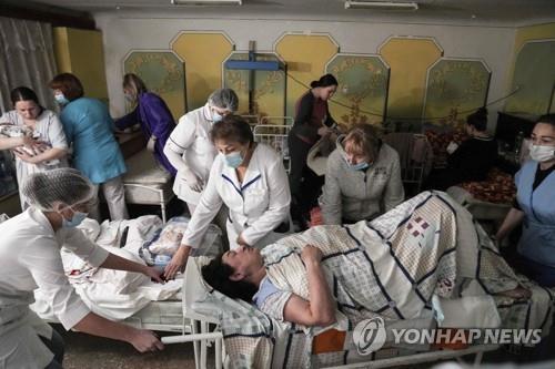 우크라이나 방공호에서 치료받는 환자들. /연합