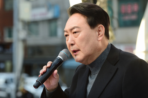 윤석열 국민의힘 대선 후보가 6일 오전 서울 강동구 광진교남단사거리에서 열린 유세에서 지지를 호소하고 있다. /연합