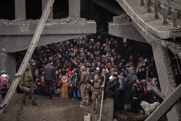 5일(현지시간) 우크라이나 수도 키이우(키예프) 외곽 이르핀강을 건너 피란하려는 주민들이 러시아군의 폭격으로 파괴된 다리 아래 모여 있다. /AP=연합