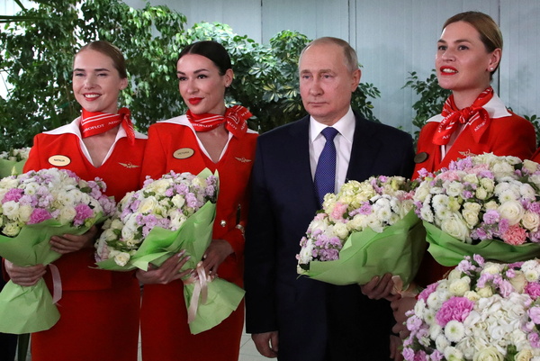 우크라와 전쟁 중 여승무원들 만나 기념사진 찍는 푸틴. 블라디미르 푸틴 러시아 대통령이 5일(현지시간) 국제 여성의 날(8일)을 앞두고 모스크바 근교에 있는 국영항공사 아에로플로트 항공학교를 방문해 여승무원들과 기념사진을 찍고 있다. /로이터=연합