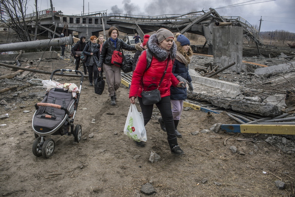 6일(현지시간) 키이우(키예프) 인근 이르핀에서 피란하는 주민들이 파괴된 다리 잔해 사이로 강을 건너고 있다. 유엔난민기구(UNHCR)에 따르면 러시아의 침공 이후 국경을 넘어 이웃 나라로 피신한 우크라이나 난민이 150만 명을 넘어섰다. /EPA=연합