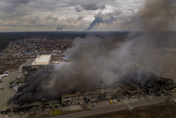 포격으로 화재 발생한 우크라 키이우 외곽 지역. 6일(현지시간) 폭격을 받은 우크라이나 수도 키이우(키예프) 외곽 이르핀의 공장과 상점에서 연기가 치솟고 있다. /AP=연합