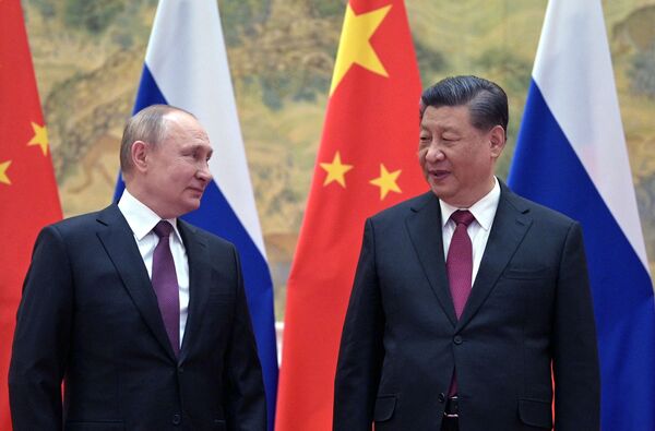 2022 베이징동계올림픽’ 개막일인 지난달 4일 시진핑(오른쪽) 중국 국가주석이 베이징 조어대 국빈관에서 자국을 방문한 블라디미르 푸틴(왼쪽) 러시아 대통령과 정상회담을 앞두고 사진 촬영을 위해 포즈를 취하고 있다. /AFP=연합