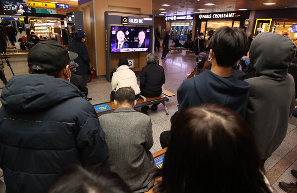 제20대 대통령 선거일인 9일 오후 서울역에서 시민들이 방송 3사 출구조사 결과 방송을 보고 있다. /연합
