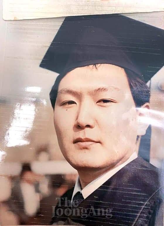 윤석열의 대학졸업 사진.