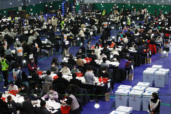9일 오후 서울 영등포구 영등포다목적배드민턴체육관에 마련된 제20대 대통령선거 개표소에서 개표작업이 진행되고 있다. /연합