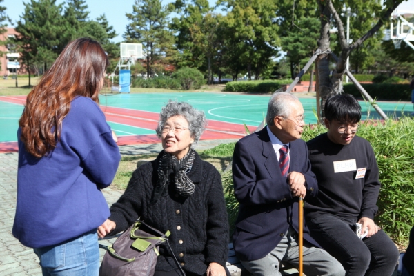故 장응복 박사가 생전 부인 김영선 여사와 함께 한동대에 방문해 학생들과 대화를 나누는 모습. /한동대