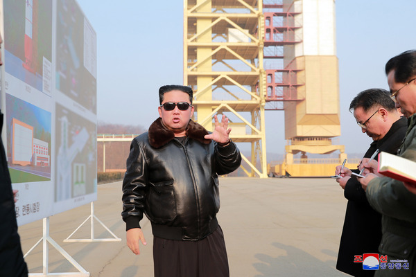 북한 김정은 국무위원장이 대륙간탄도미사일(ICBM)로 전용 가능한 장거리 로켓을 발사할 수 있는 서해위성발사장을 현지지도 했다고 조선중앙통신이 11일 보도했다. /연합