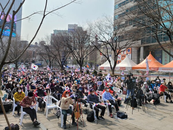 12일 오후 광화문 이승만 광장에서 열린 ‘1천만 자유통일 기도회’에서 참석한 시민들의 모습. /자유일보