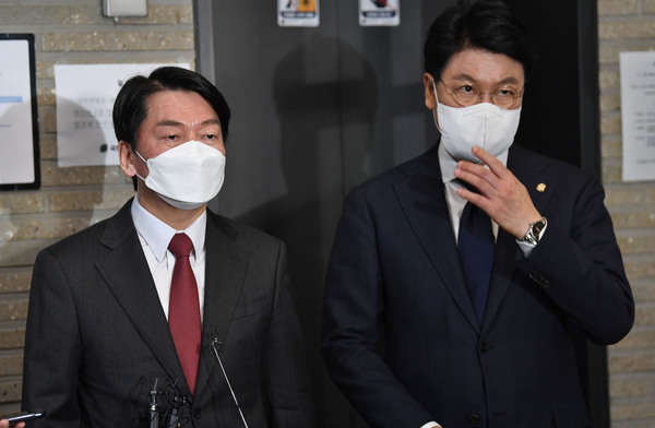 국민의당 안철수 대표가 11일 서울 여의도 국민의힘 중앙당사에서 윤석열 대통령 당선인과 오찬 회동을 마친 뒤 취재진 질문에 답하고 있다. /연합