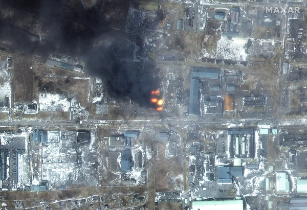 12일(현지시간) 우크라이나 동남부 항구 도시 마리우폴의 산업단지가 러시아군의 공습으로 불길이 치솟는 모습을 촬영한 위성사진. 아조우해(아조프해) 연안 도시 마리우폴은 러시아군의 포위 공격으로 열흘 넘게 고립 상태에 있다. /EPA=연합