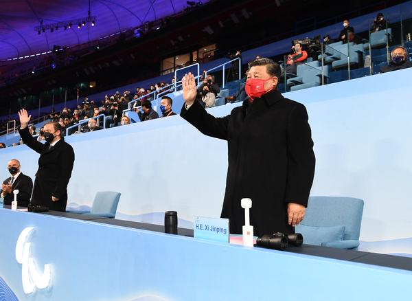 시진핑 중국 국가주석이 13일 베이징 국립경기장에서 열린 동계패럴림픽(장애인올림픽) 폐회식에 참석하며 손을 흔들고 있다. 지난 4일 개막한 베이징 동계패럴림픽은 폐회식을 끝으로 10일간의 모든 일정을 마무리했다. /신화=연합