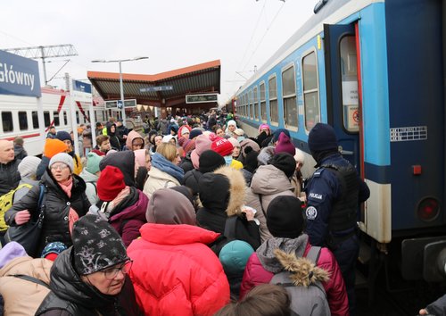 우크라이나 난민들이 열차에 탑승하고 있는 모습. /연합