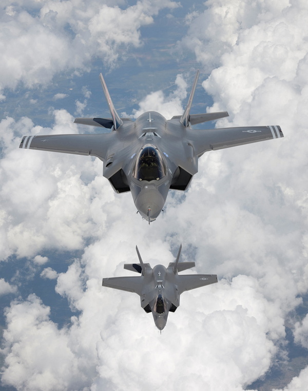 두 대의 F-35 라이트닝 II 전투기가 지난 2010년 5월 캘리포니아의 공군 기지에 도착하는 모습. /로이터=연합