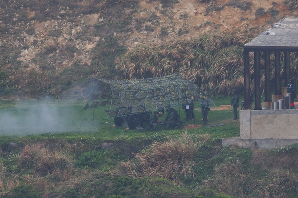 대만 병사들이 지난 16일 롄장현 둥인에서 M101 곡사포를 운용하는 실전 훈련을 하고 있다. /로이터=연합