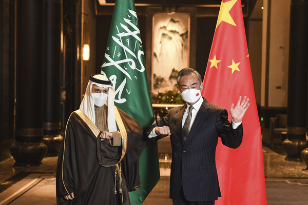 왕이(오른쪽) 중국 외교 담당 국무위원 겸 외교부장이 지난 1월 10일 장쑤성 우시에서 파이살 빈 파르한 사우디아라비아 외무장관과 만나 팔꿈치 인사를 하고 있다. /AP=연합