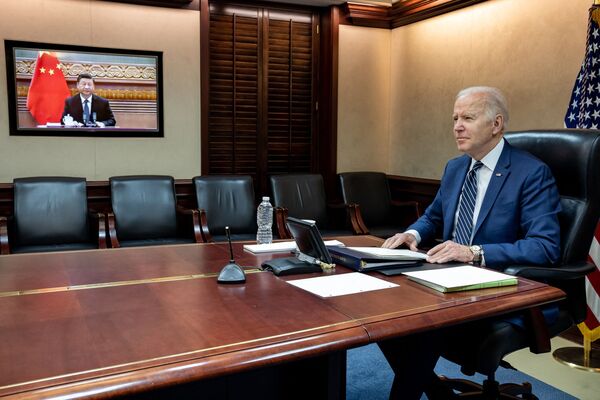 시진핑과 화상 통화하는 바이든. 조 바이든 미국 대통령이 18일(현지시간) 워싱턴DC의 백악관에서 시진핑 중국 국가주석(화면)과 화상 통화를 하며 러시아의 우크라이나 침공 사태 등 현안을 논의하고 있다. /AFP=연합