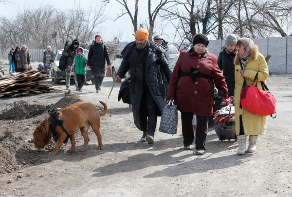 20일(현지시간) 우크라이나 남동부의 전략적 요충지 마리우폴에서 주민들이 피란길을 서두르고 있다. 항구도시 마리우폴에선 러시아군이 투항을 요구하며 최후통첩, 우크라이나군은 이를 거부해 결전이 임박한 분위기다. /로이터=연합