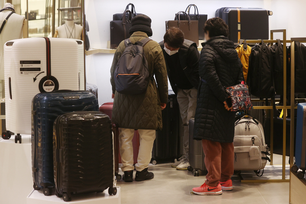 해외입국자 격리면제 정책이 발표된 이후 캐리어 등 여행 가방 판매가 늘고 있다. 22일 서울 시내 한 백화점에서 시민들이 여행용 가방과 캐리어를 살펴보고 있다. /연합