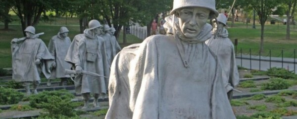 워싱턴DC. 한국전쟁참전용사 기념공원. 19개의 무장한 미군병사의 표정 하나하나가 생생하고 절박하다. 바닥에 새겨진 헌사도 유명하다(