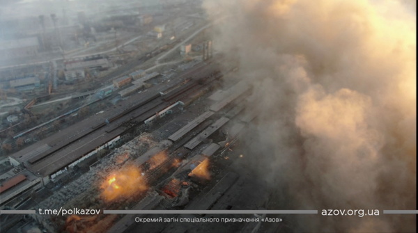 러시아군 공격을 받은 우크라이나 남동부 항구도시 마리우폴의 한 산업단지에서 화염과 함께 검은 연기가 솟아 오르고 있다(22일 공개된 동영상 캡처). /로이터=연합