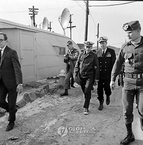 1968년 1월 23일 원산 앞바다에서 피랍됐다 귀환하는 푸에블로호 승무원들의 모습. /연합