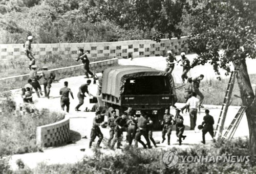 1976년 8월 18일 판문점 공동경비구역 안에서 미루나무 가지치기 작업 중 발생한 일명 '도끼만행사건' 모습. /연합
